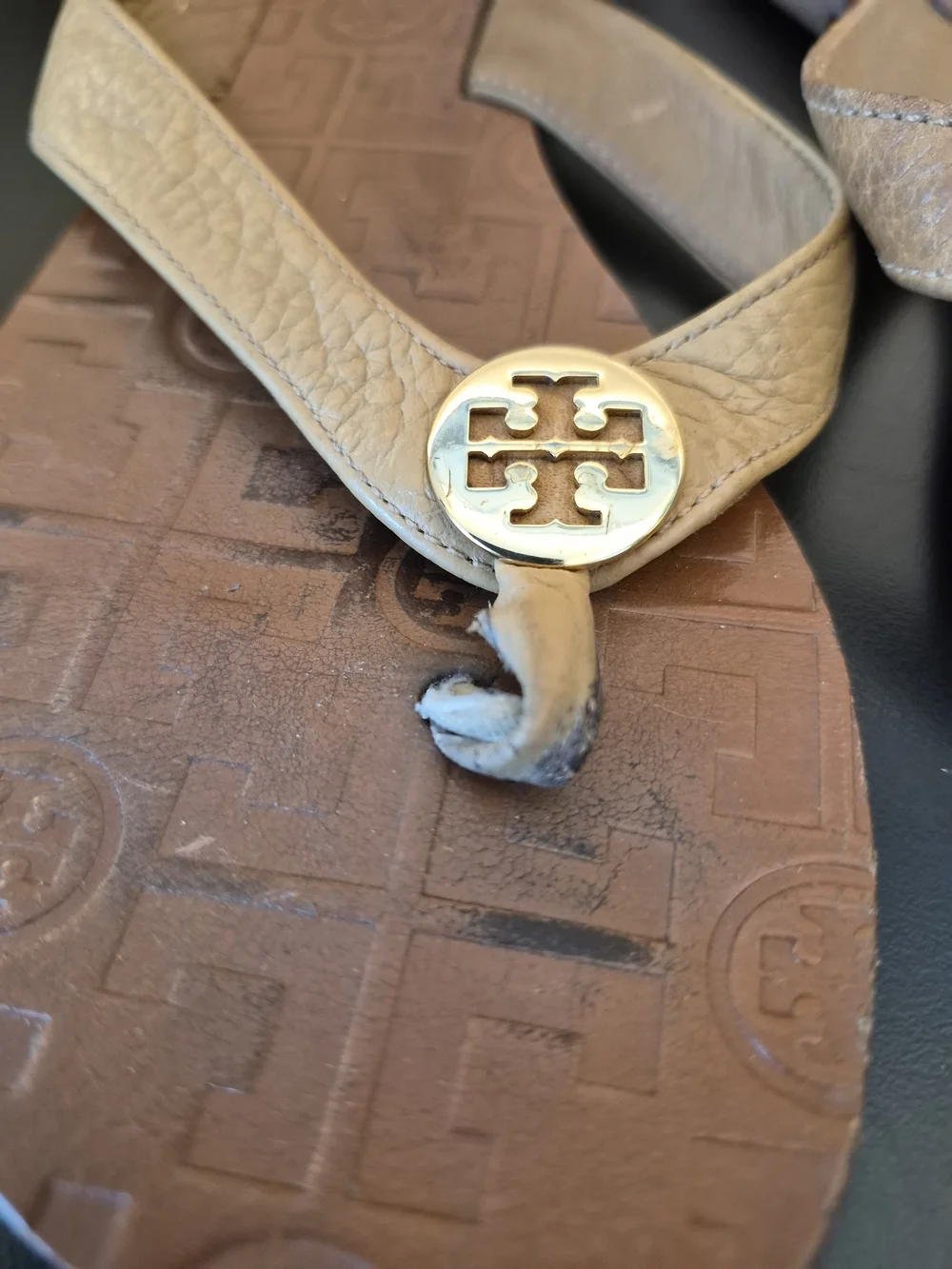 Tory Burch Women's THORA Brown Leather Flip Flop Sandals. Goldtone Logo. 6M.